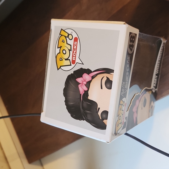 Vaulted Funko POP Amy Winehouse 48 Damaged Box - Picture 5 of 9